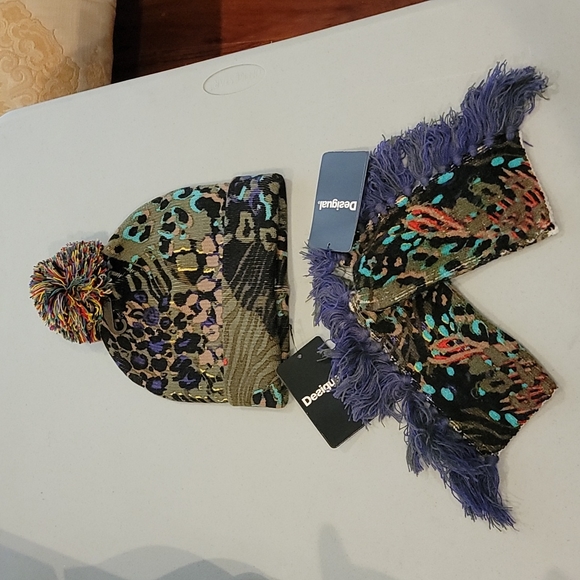 NWT 2pc Desigual hat and hand warmer set main image 10